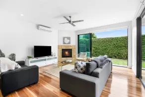 Luxury Torquay Townhouse 150m to Beach - Image 3