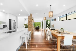 Luxury Torquay Townhouse 150m to Beach - Image 2