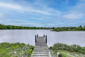 Cozy Narragansett Cottage w/ Dock & Outdoor Shower - Image 2