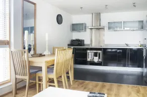 2 Bedroom 2 Bathroom Apartment in Central Milton Keynes with Free Parking and Smart TV - Contractors, Relocation, Business Travellers - Image 2