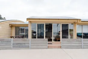 Bayview No 2 - Beachfront Apartment - Image 5