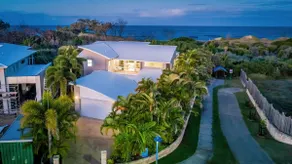 Beach Vista Agnes Water - luxurious beachfront with pool. pet friendly, air con & huge entertaining - Image 3
