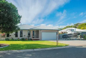 Dolphin Cove Agnes Water holiday home with pool & boat parking - Image 5