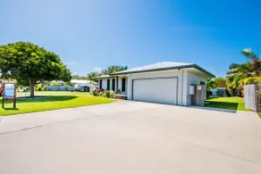 Dolphin Cove Agnes Water holiday home with pool & boat parking - Image 4