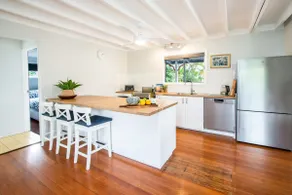 SEACHANGE LOFT HOLIDAY HOUSE - STROLL TO MAIN BEACH, BOAT PARKING - Image 5