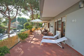 Appartamento per 6 Persone a Ronchi/Poveromo a 120m dal mare, Wifi, Parcheggio - Image 3