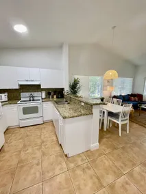 270C – Modern & Bright 3BR Apt in West Boca - Image 2