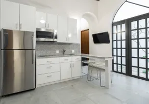 Villa Laurel | Chic 2 Bedroom Apt in Old San Juan - Image 2