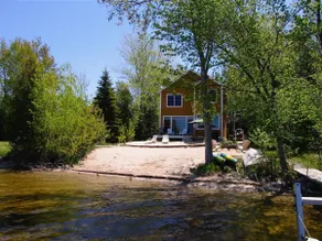 Private Beach Lakefront, Kayaks & Paddle Boards - Image 5