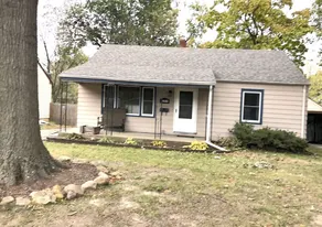 Charming Home ~ Expo-Centre ~ Near City Center ~ Fenced Yard - Image 2