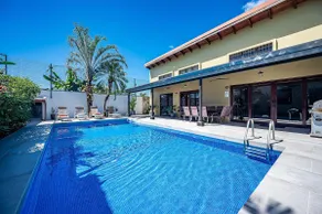 Maison spacieuse et moderne, grande piscine avec terrasse, 7 min à pied de la plage, plein AC - Image 2