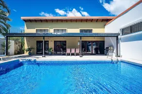 Maison spacieuse et moderne, grande piscine avec terrasse, 7 min à pied de la plage, plein AC - Image 4