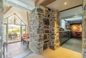 Genießen Sie während Ihres Aufenthalts im Bonython Farmhouse das 20 Hektar große Gelände des Bonython Estate. - Image 3