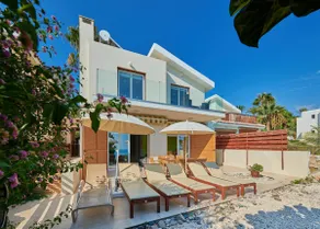Strand foran Azura Sunrise - Luksus villa ved stranden med panoramaudsigt over havet, bil ikke nødvendig - Image 5