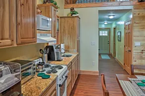 Cozy East Bernstadt Cabin w/ Porch + Fishing Lake! - Image 4
