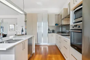 Stunning newly renovated home in perfect location - Image 3