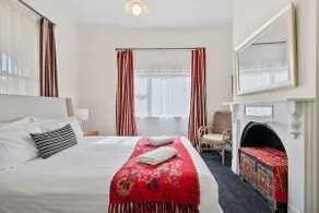 Stunning newly renovated home in perfect location - Image 4