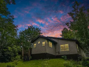 Spacious Bancroft Cottage- Private Lakefront / Sauna / In Town - Image 2