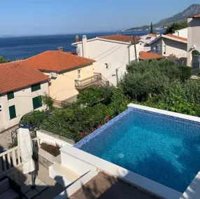 Luxury apartment with shared pool patio & sea view - Image 3