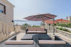 Luxury apartment with shared pool patio & sea view - Image 4