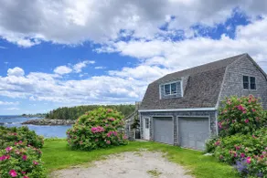 Beautiful gargage apartment with open ocean views. - Image 4