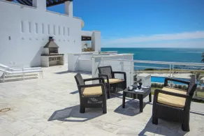 Beachfront Penthouse with Sea Views, Hot Tub, BBQ - Image 4