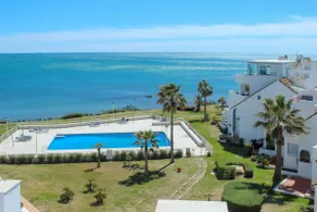 Beachfront Penthouse with Sea Views, Hot Tub, BBQ - Image 2