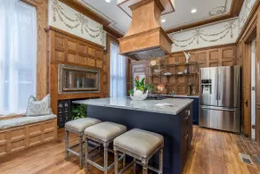 Historic Luxury. 7 Lux King Beds. Walk to DT. - Image 2