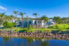 Beachfront 6, 25 Willow Street - Image 2