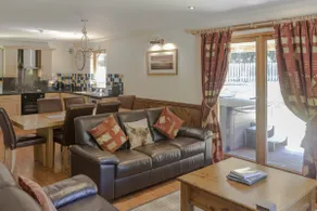Montrose Lodge with private hot tub & sauna - Image 3