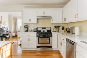 Walkable Townhouse with Garage 45 min to NYC - Image 3
