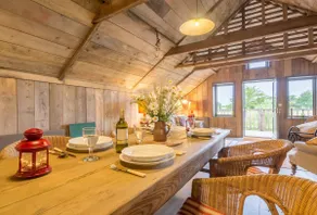 En smukt renoveret lader med udsigt over slående grunde og landbrugsjord - Image 3