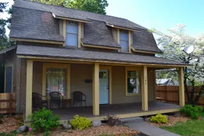 LUCKY! You Score a Straight Flush When You Book This Home! Walk to Downtown Hood River - Image 2