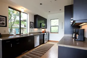 Modern Luxury 4BR Townhome w/ Gorge Views - Walk to Hood River Downtown - Image 5