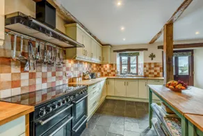 5 Bed in Middle Marwood oc-stepps - Image 2
