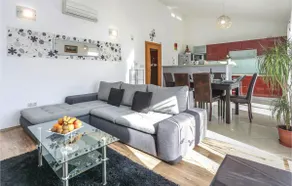 Three-Bedroom Apartment In Donja Ostrvica - Image 2