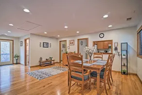 NY! Riverfront 2BR Elkins Home w / Öppen spis och däck - Image 4