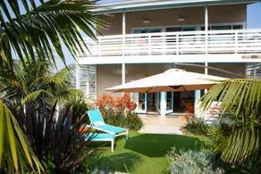 Fresh & Walkable Bright Beach Bungalow - Image 2