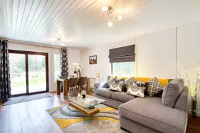 Otter with mountain view and enclosed decking - Image 2