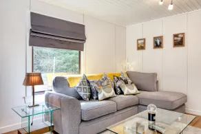 Otter with mountain view and enclosed decking - Image 4