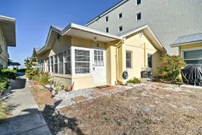 Steps to Beach, Cabana: Indian Shores Cottage - Image 3