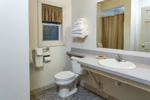 Waterfront Cottage with 2 Bedrooms & Whirlpool! - Image 5