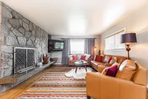 4-bed home w GameRoom, FirePit & Saltwater Hot Tub - Image 2