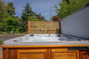 4-bed home w GameRoom, FirePit & Saltwater Hot Tub - Image 5