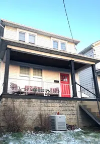 Beautiful 3 Bedroom Home Cozy Front and Back Porch - Image 5