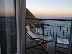 Carattino 12 Idyllic Seafront Retreat - Image 2