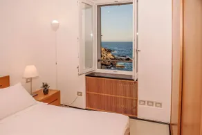Carattino 12 Idyllic Seafront Retreat - Image 4