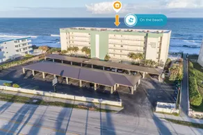 Njut av din extra stora balkong med utsikt direkt mot havet - Image 3