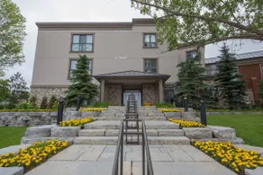 Executive Suite in Sudbury: Gym, Kitchen & Free Pa - Image 2