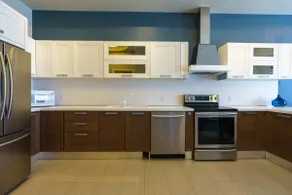 Executive Suite in Sudbury: Gym, Kitchen & Free Pa - Image 3